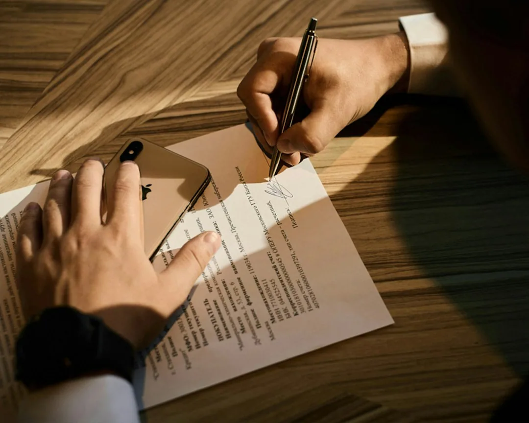Abogado de Iuris Justitia Creditor firmando contrato de leasing en Madrid para resolver impago y recuperar el bien