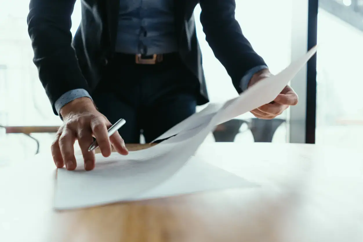 Análisis de informes comerciales y de solvencia empresarial