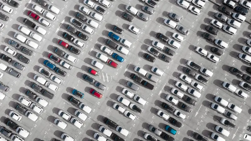 Flota de vehículos de alquiler estacionada