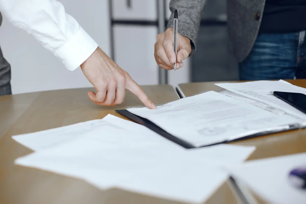 Revisión jurídica de contratos y documentación financiera